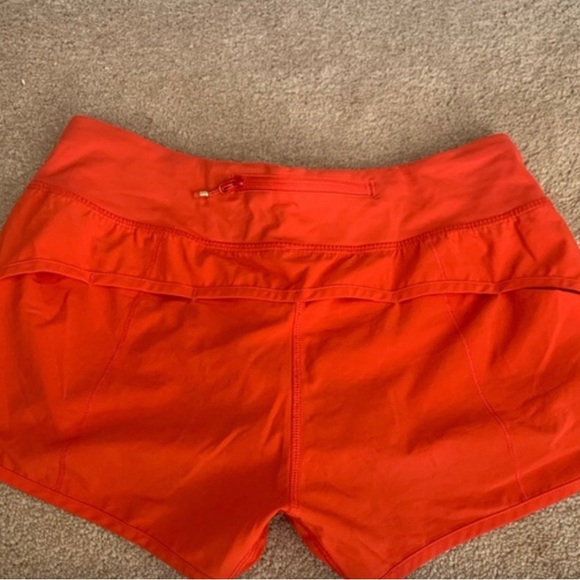 Lululemon shorts size 6 and 2.5 inches - Picture 3 of 3